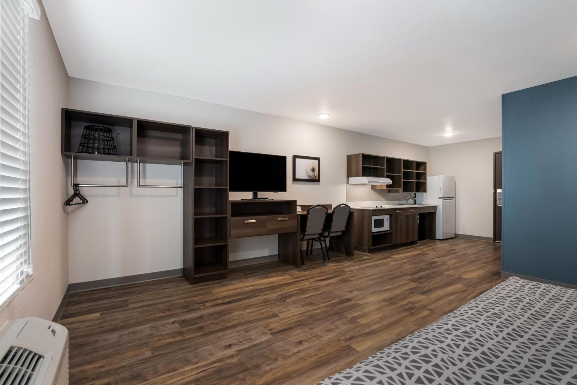 Woodspring Suites Corona Exterior photo