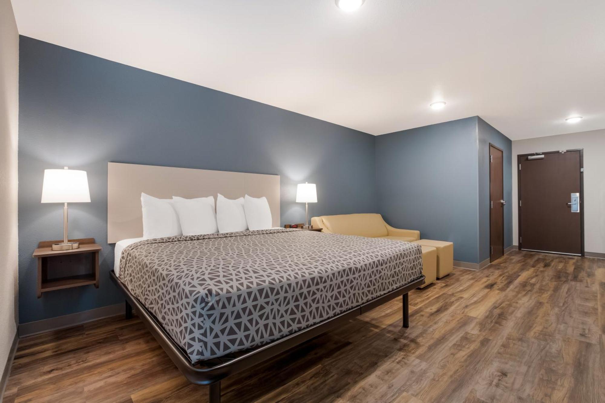 Woodspring Suites Corona Exterior photo