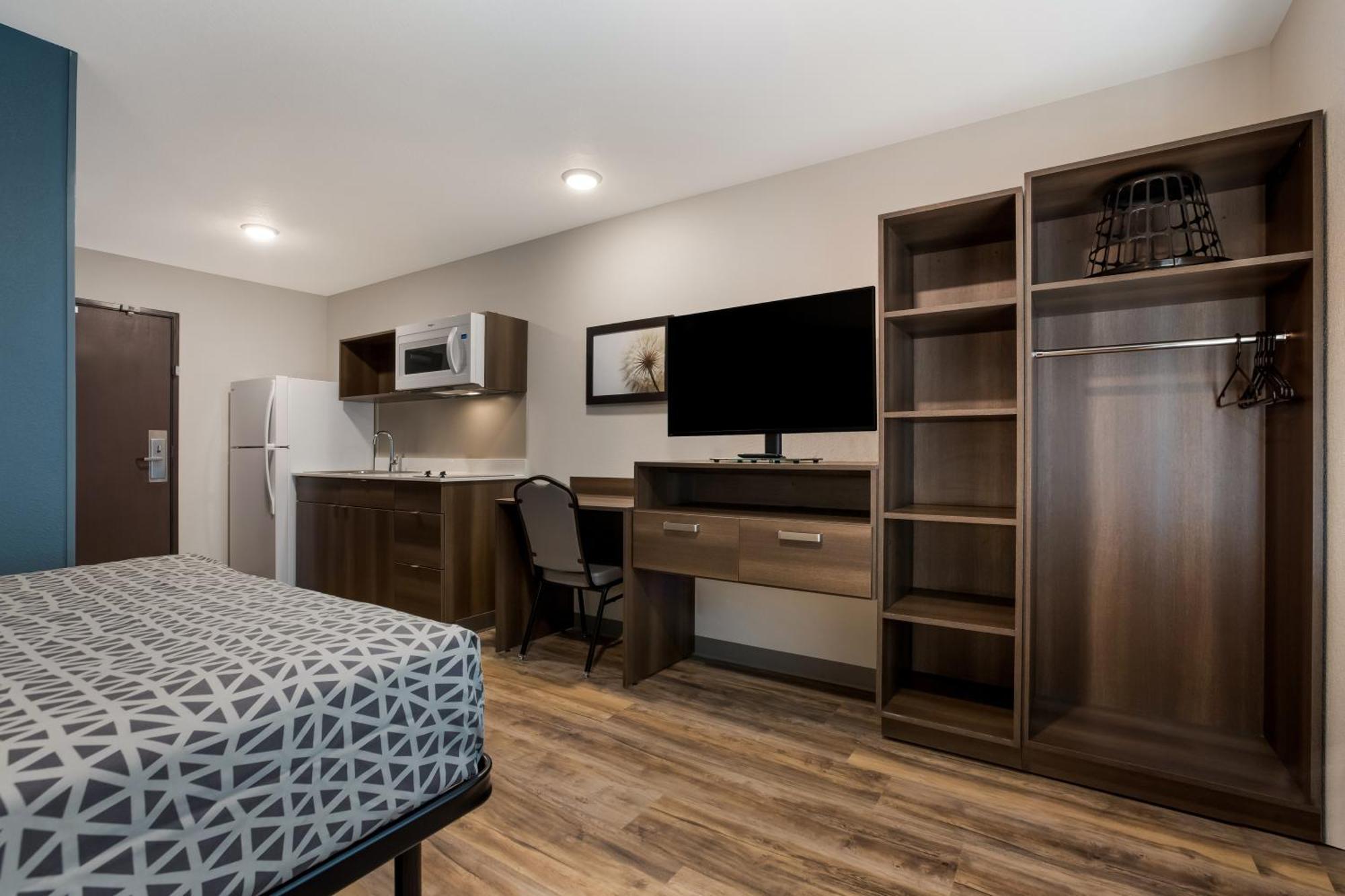 Woodspring Suites Corona Exterior photo