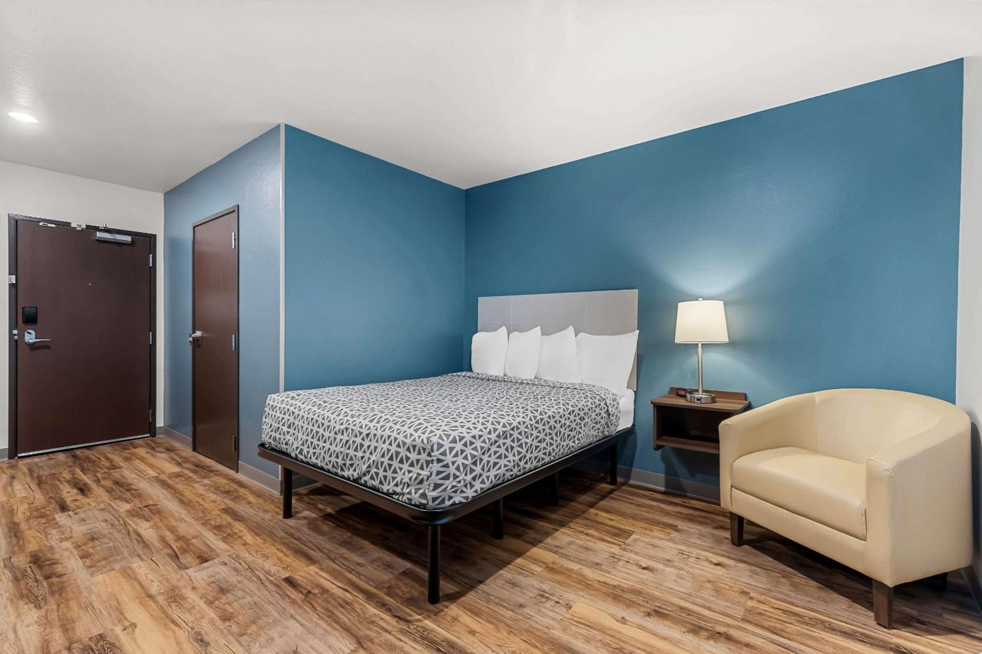 Woodspring Suites Corona Exterior photo